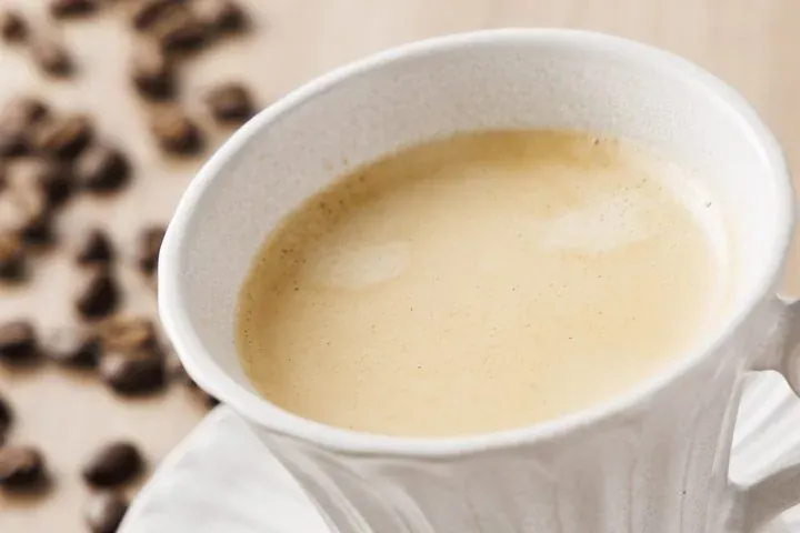 ホットコーヒーと焙煎した豆